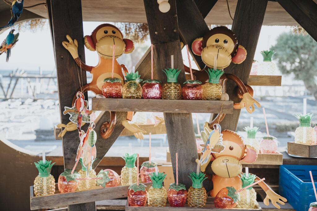 festa di compleanno sulla spiaggia a tema tiki