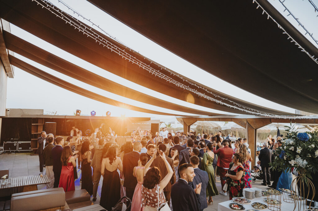 matrimonio spettacolare in spiaggia 